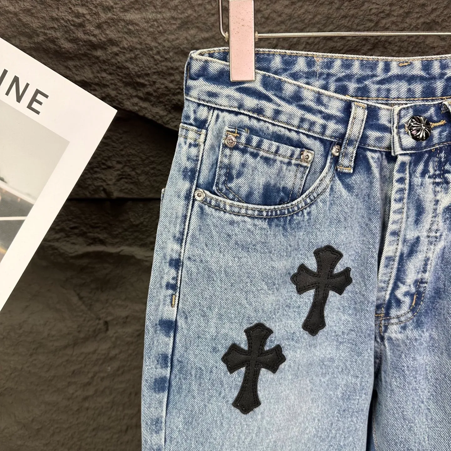 P290 GALLERY DEPT. & Croixin co-branded 2025 new limited-edition black large cross leather couple's bootcut jeans 🔥High version🔥High version🔥 Top ceiling quality Styles with different washed textures are very friendly to people with thin legs and thick legs. The bootcut version is very flattering to the leg shape. Moderate length that never goes out of style, easy and casual to match, basic styling for various styles, a must-have in the wardrobe! The fabric is stiff but also makes the upper body soft without losing texture. The washing process is even more perfect. It is a must-have item for everyone! ! ! Washed wheat, hang tag, pants label, three complete labels, color: blue, size: 28, 30, 32, 34, 36 (five sizes)